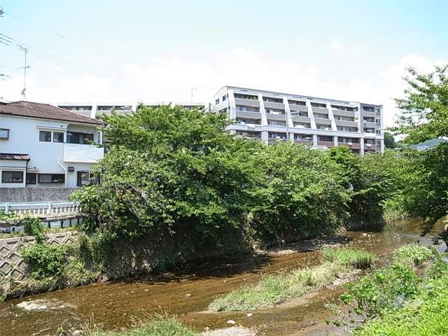 すぐ東側を最明寺川が流れています。