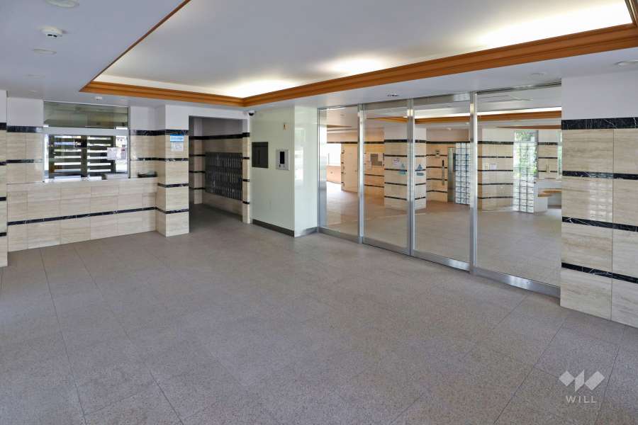 エントランスはオートロック付きです。