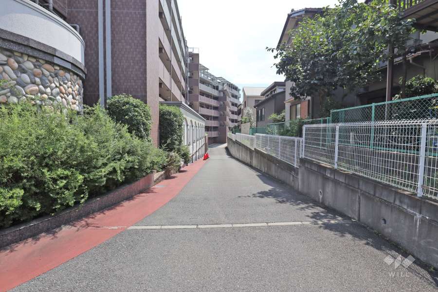 駐車場、駐輪場へのアプローチ