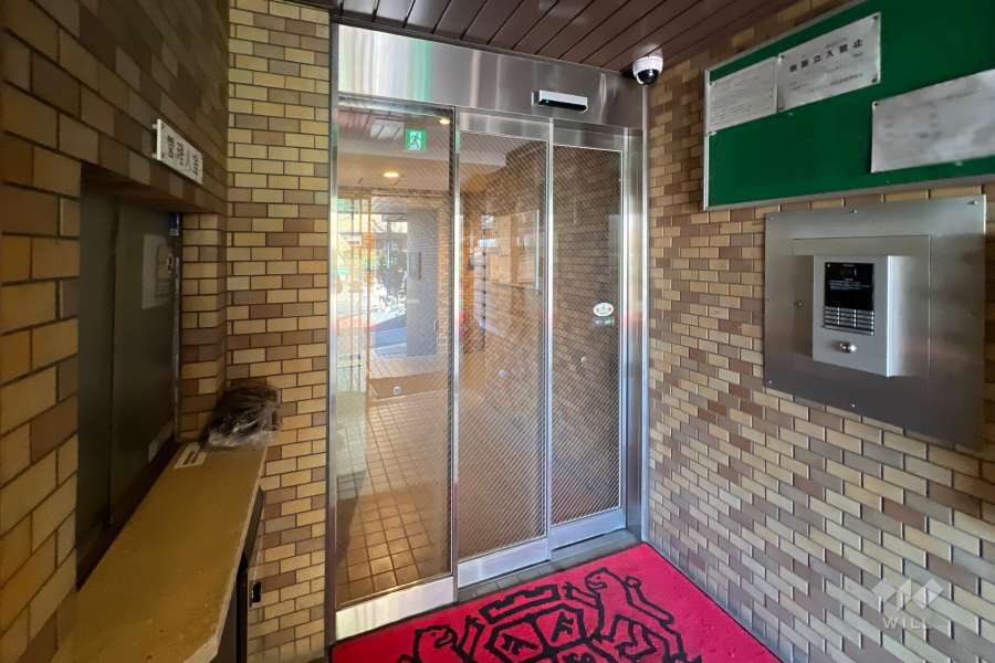 エントランスはオートロック付きです。