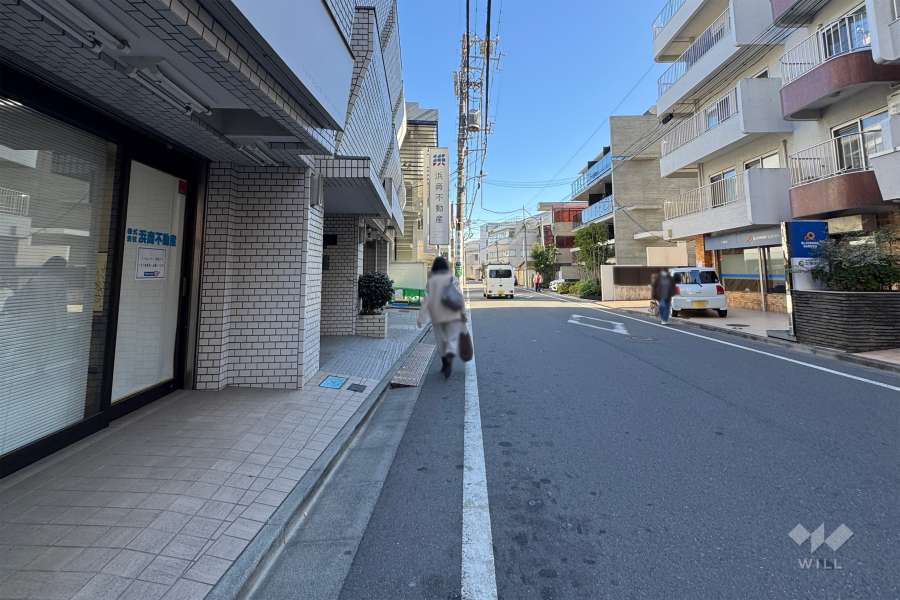 敷地の北側前面道路（西側から）