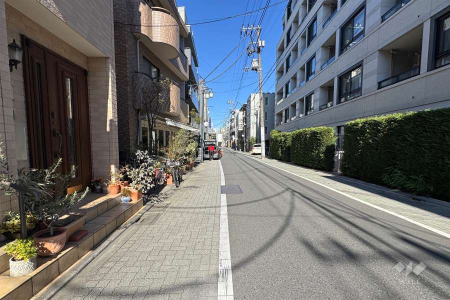 敷地西側の前面道路　