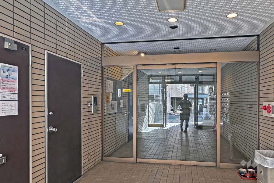 エントランスはオートロック付きです。