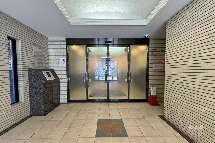 エントランスはオートロック付きです。　