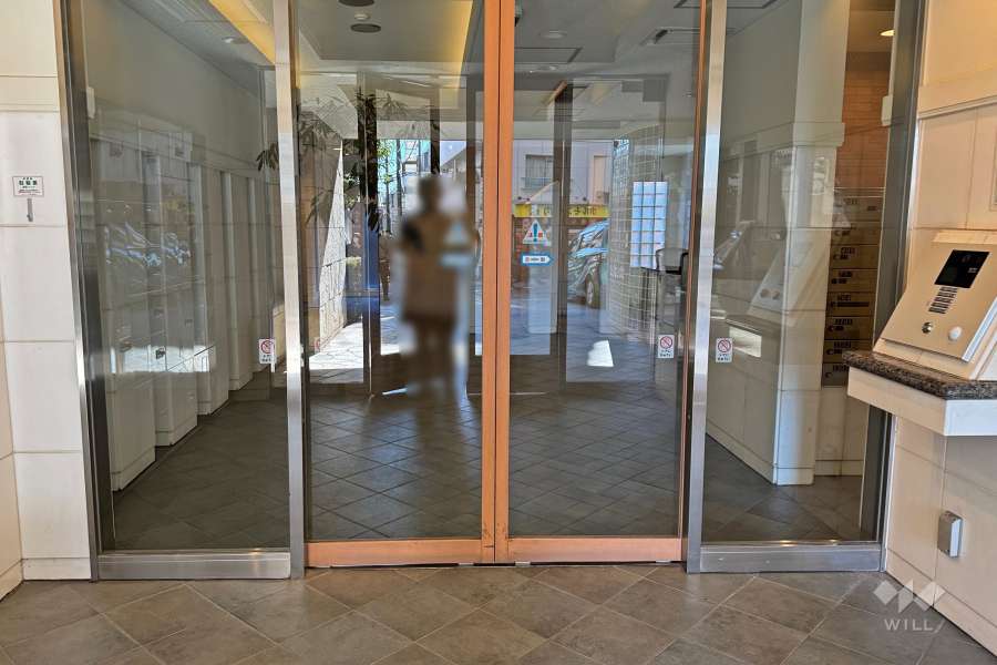 エントランスはオートロック付きです。