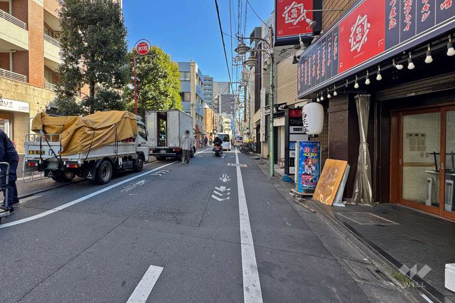 敷地南側の前面道路（西側から）