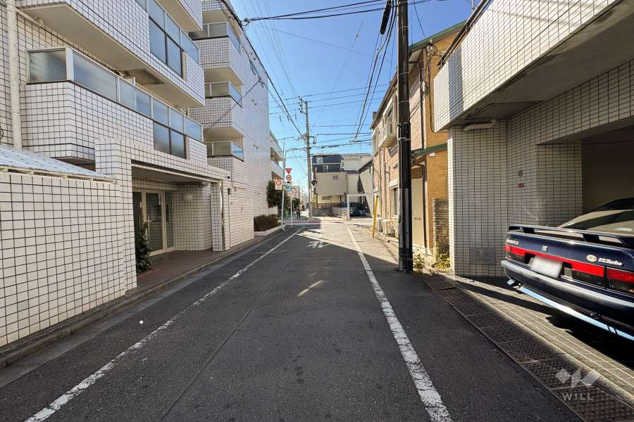 敷地西側の前面道路（北側から）