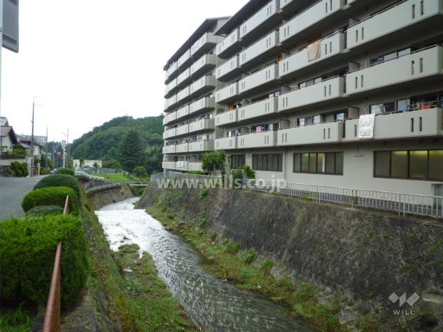 建物の南側に川が流れています。