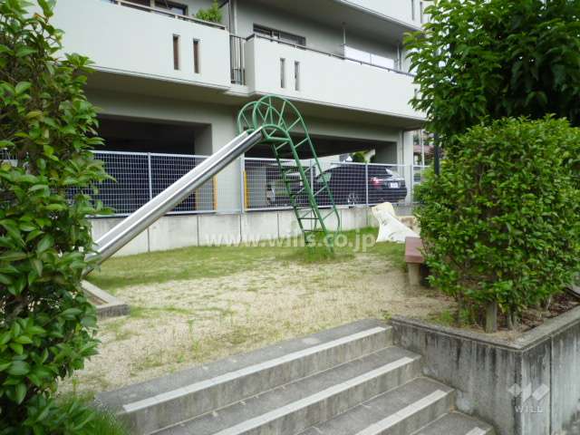 建物西側に小さな公園が隣接しています。