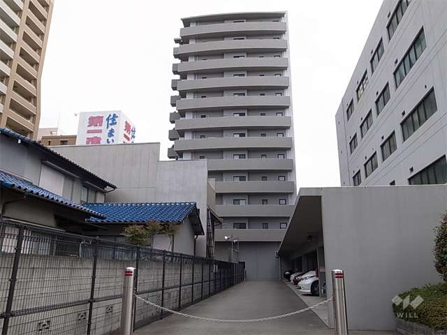 敷地西側の敷地内駐車場（ロボットゲート付き）