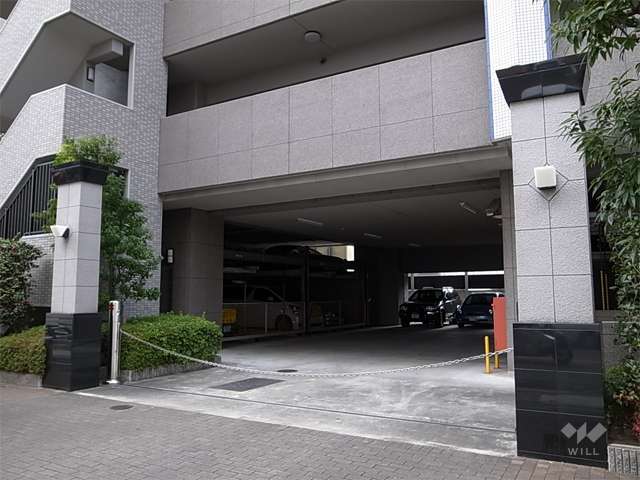 建物1階部分にある敷地内駐車場（ロボットゲート付き）