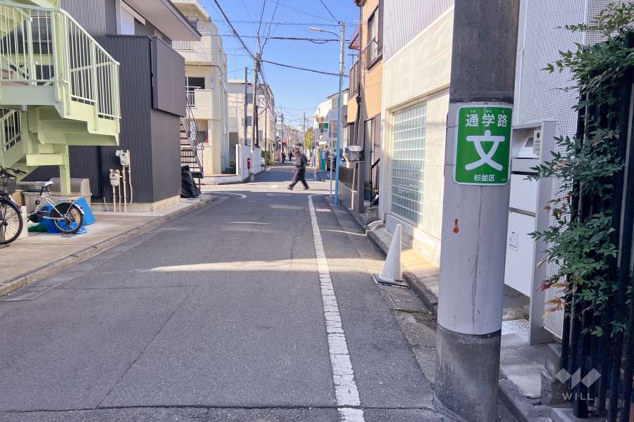 敷地南側の前面道路（東側から）
