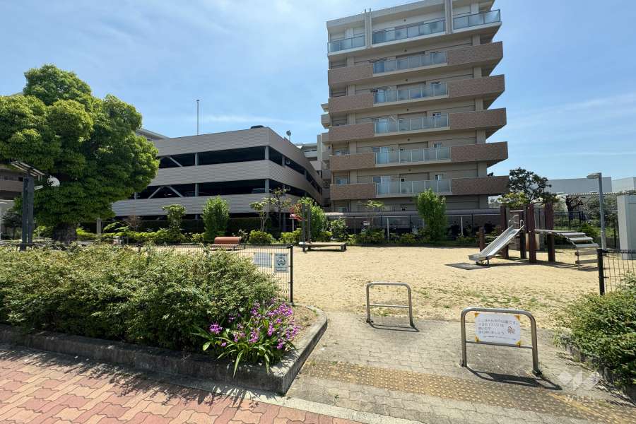 敷地北側に隣接して『久代６丁目公園』があります。