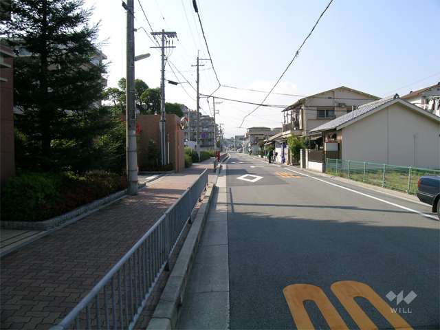 敷地北側の前面道路。周辺には住宅の他、一部工場や倉庫などもあります。