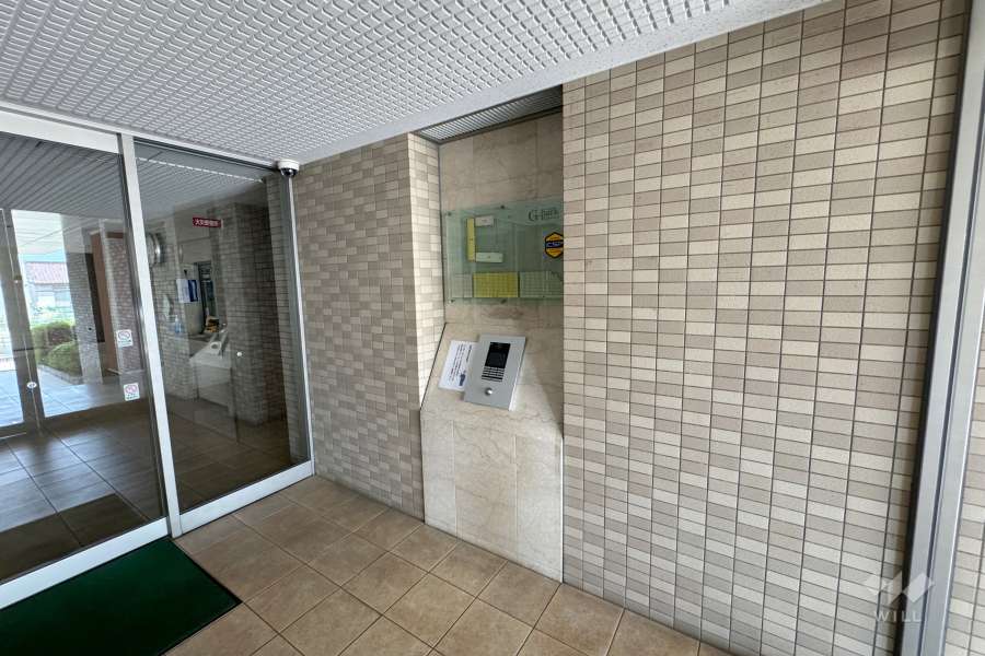 エントランスはオートロック付きです。