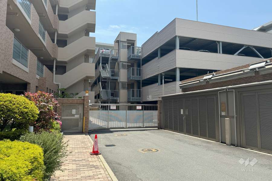 敷地内駐車場（自走式立体）出入口にゲートが設置されています。