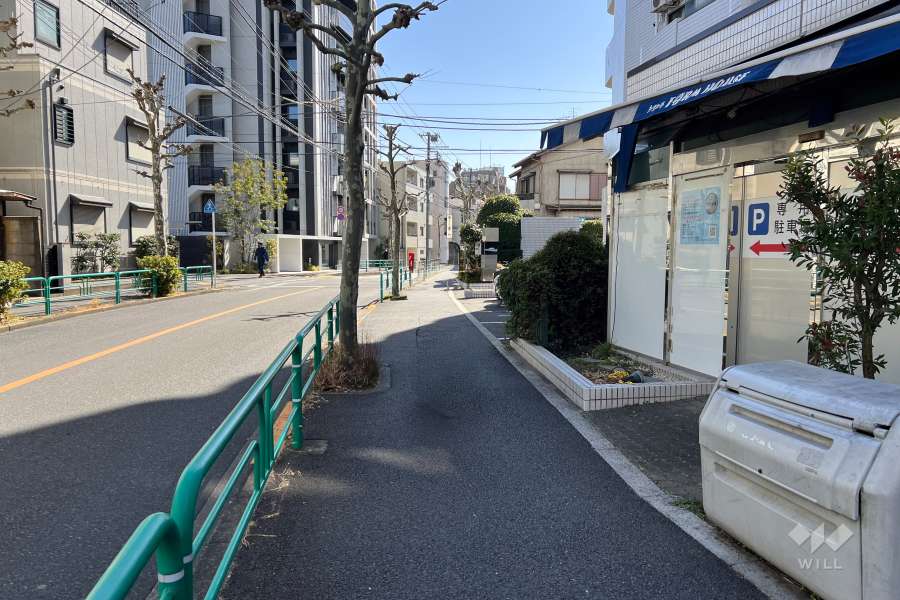 敷地の南東側前面道路（北東側から）