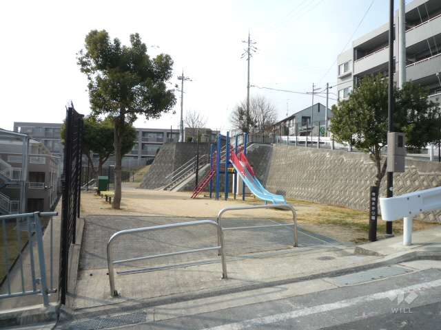 建物の南側にある公園
