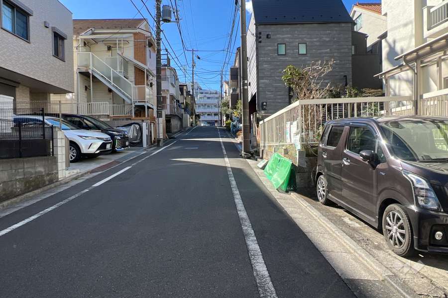 敷地の南東側前面道路（北東側から）