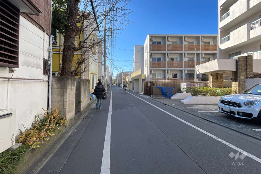 敷地の南側前面道路（東側から）