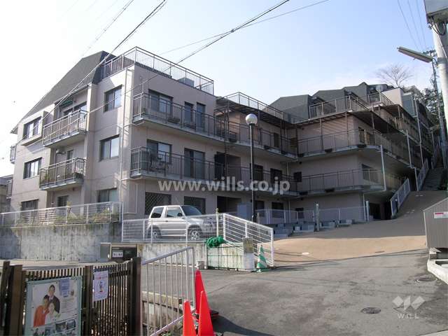 敷地は西方向に上がる斜面地。駅までの道のりはほぼ平坦です。