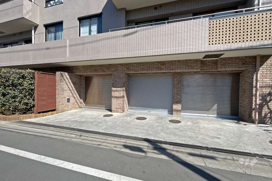 敷地内駐車場（シャッター付き車庫）