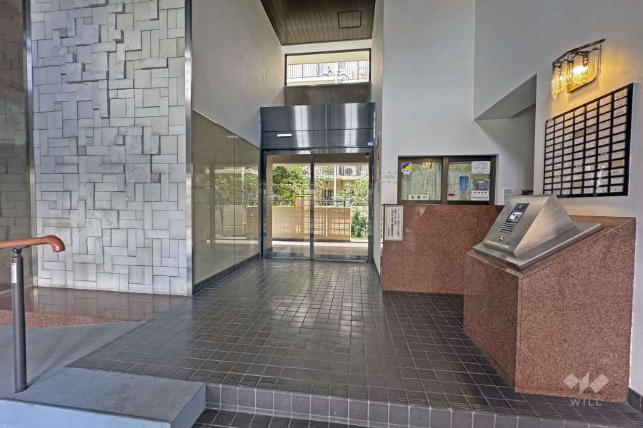 エントランスはオートロック付きです。