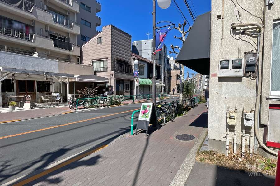 敷地西側の前面道路（南側から）