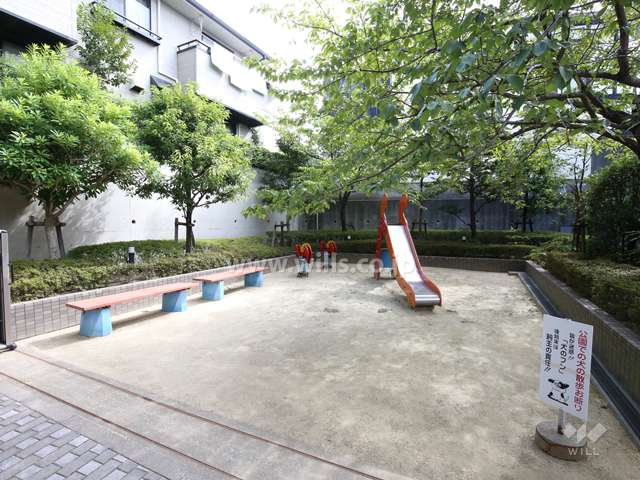 敷地に隣接して小さな公園があります。