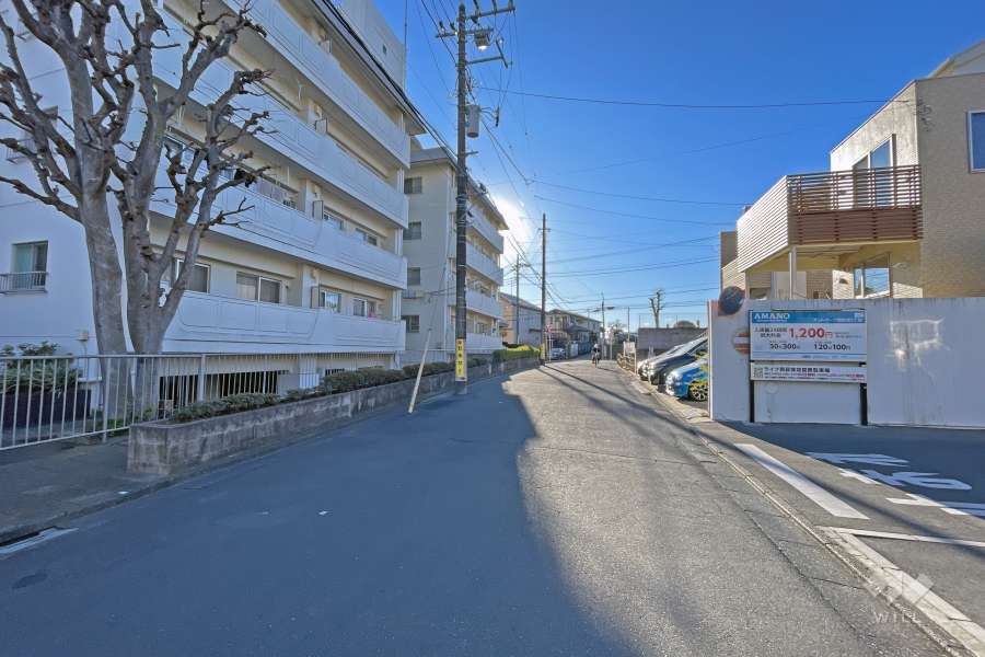 敷地の北側前面道路（東側から）