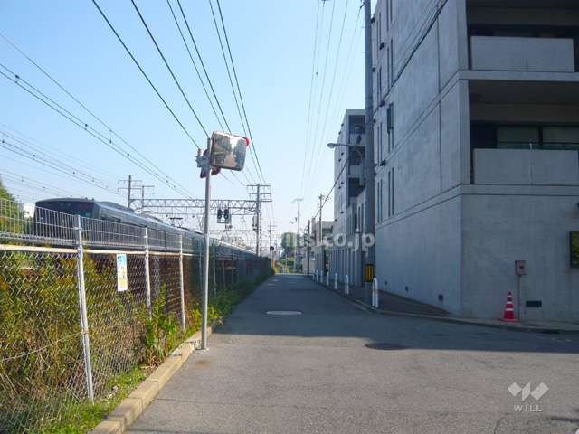 敷地の北側をJR神戸線が走っています