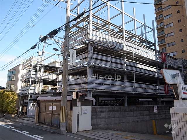 立体式の敷地内駐車場。入り口はロボットゲート付きです。