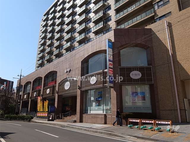 1、2階部分は店舗です。