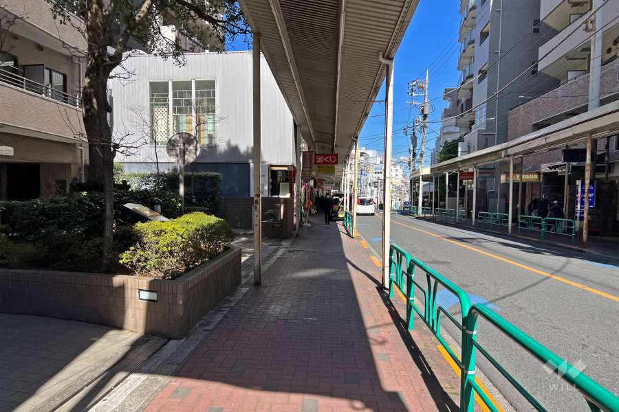 敷地の東側前面道路は北銀座通りです（南側から）。