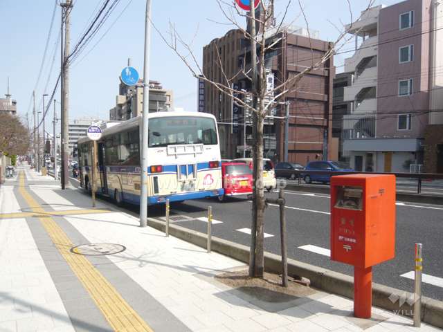 バス停が目の前にあります。