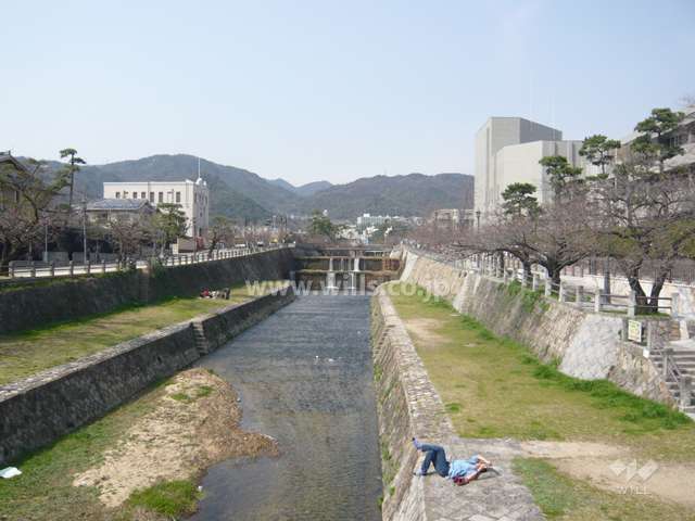敷地のすぐ西側を『芦屋川』が流れています。