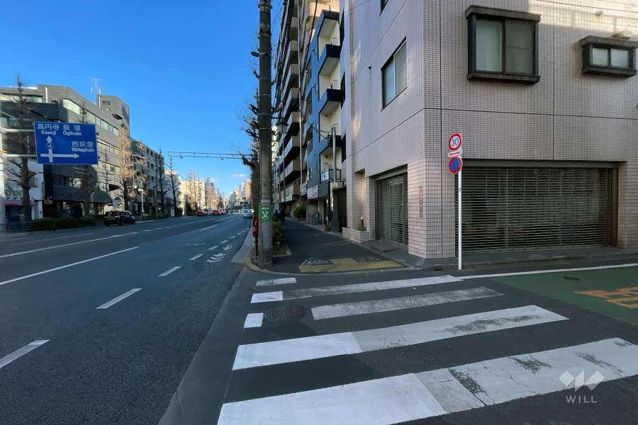 敷地の北側前面道路（西側から）