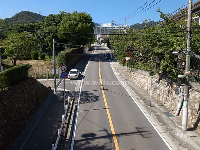 敷地西側の道路はライト坂です。