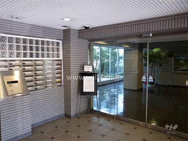 エントランスはオートロック付きです。