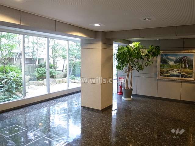 中庭に面して一面ガラス張りのエントランスホール