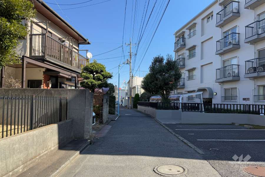 敷地北側の前面道路