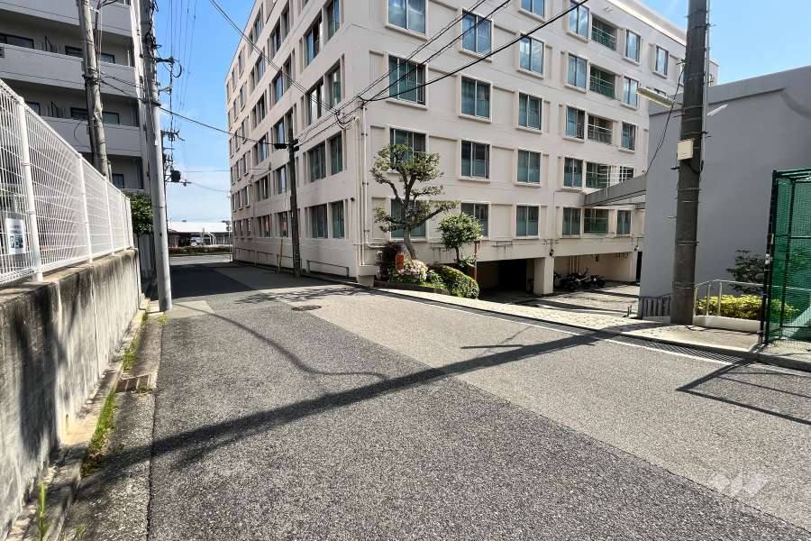 敷地東側の前面道路