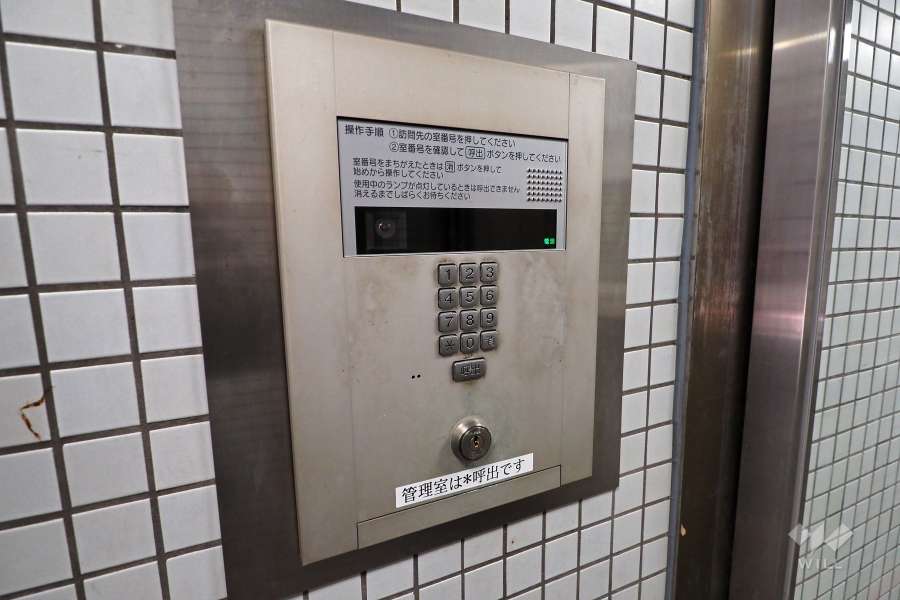 エントランスはオートロック付きです。