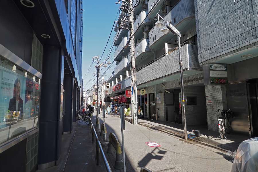 敷地西側の前面道路（南側から）