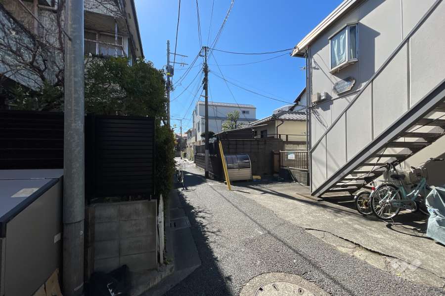 敷地の東側前面道路（北側から）