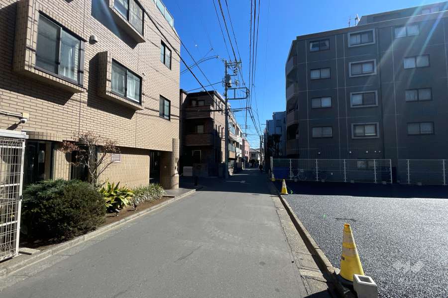 敷地の南側前面道路（西側から）