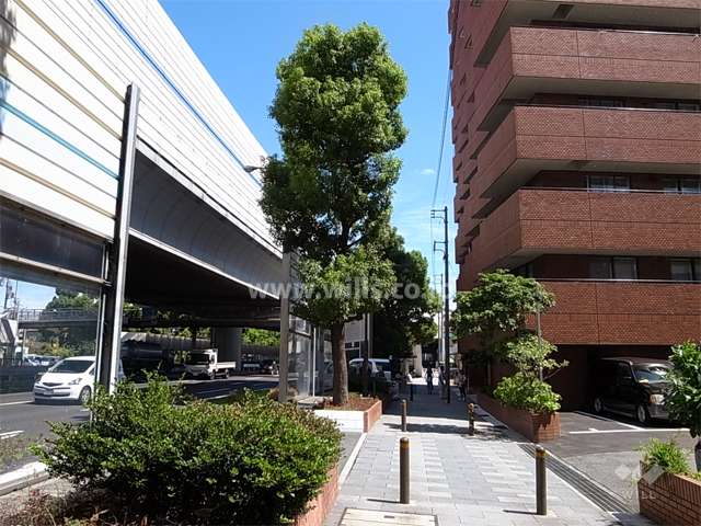 敷地の北側には国道43号線、阪神高速道路が走っています。