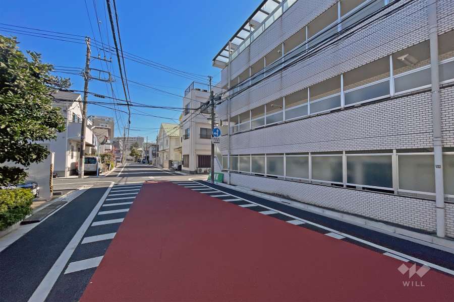 敷地の北側前面道路（西側から）