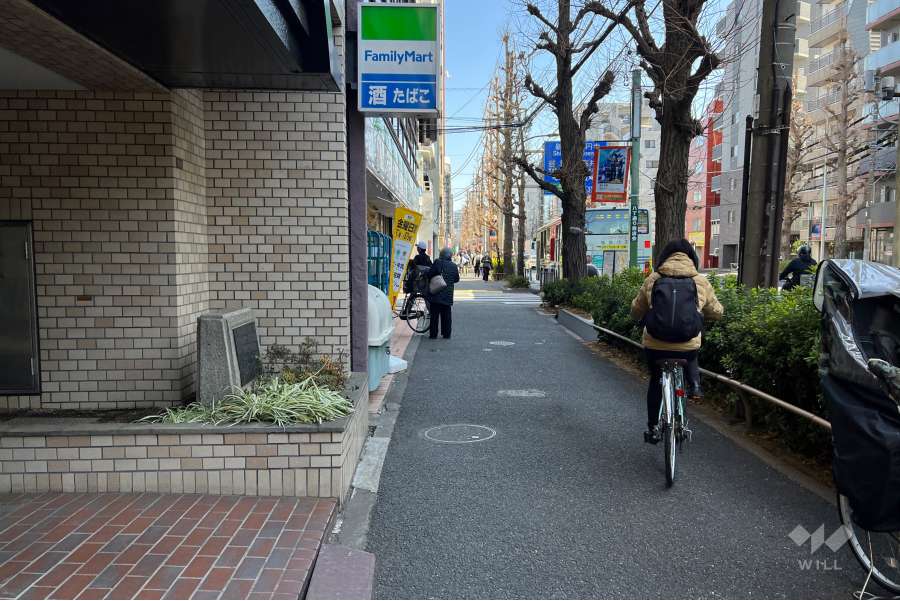 敷地の南西側前面道路（北西側から）