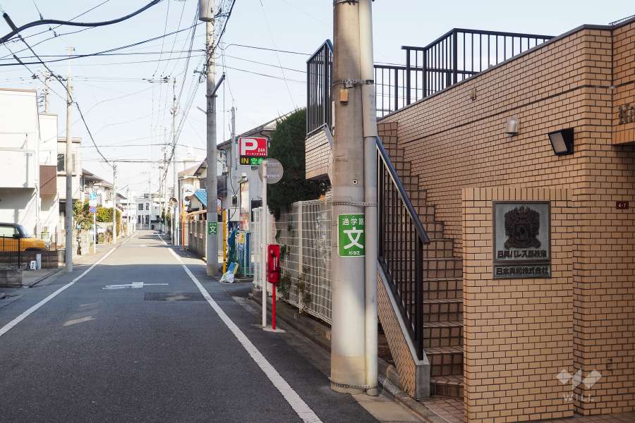 敷地西側の前面道路
